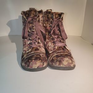 Stevies Steve Madden Velvet Floral Butterfly Zip Up Boots Lace up size 1